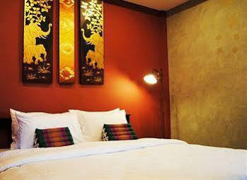 Focal Local Bed & Breakfast Bangkok Exterior foto